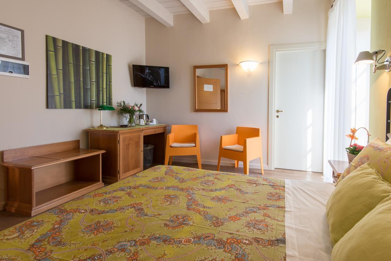 Doppel-/Zweibettzimmer mit Balkon