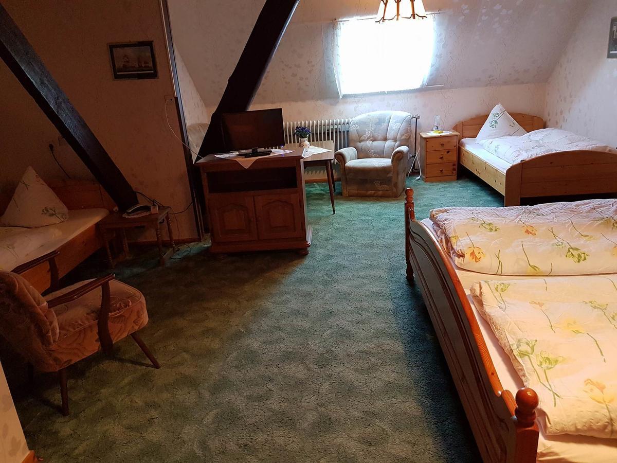 Vierbettzimmer mit Dusche