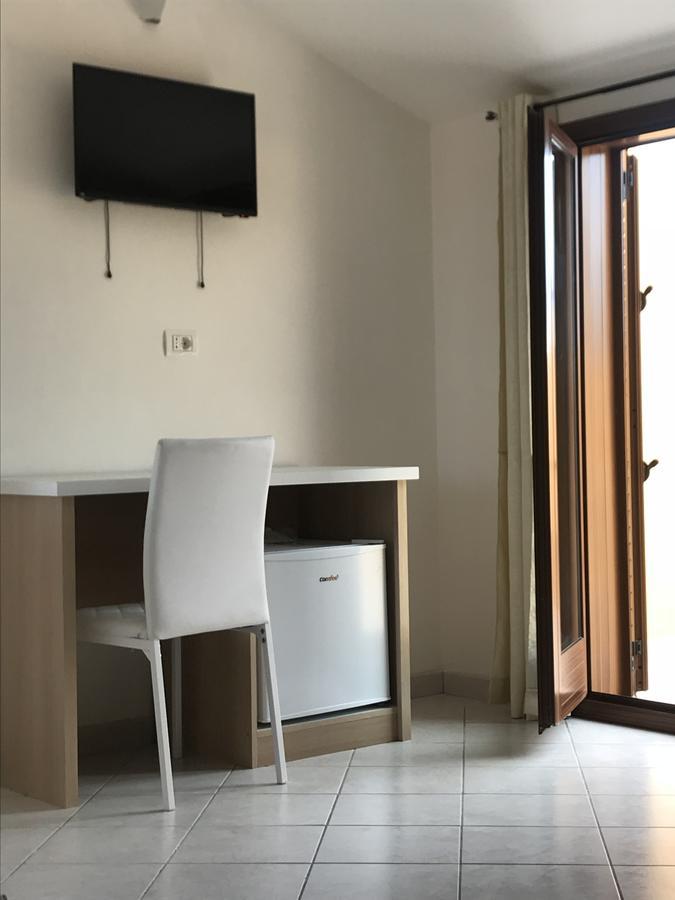 Zimmer mit Kingsize-Bett und Meerblick
