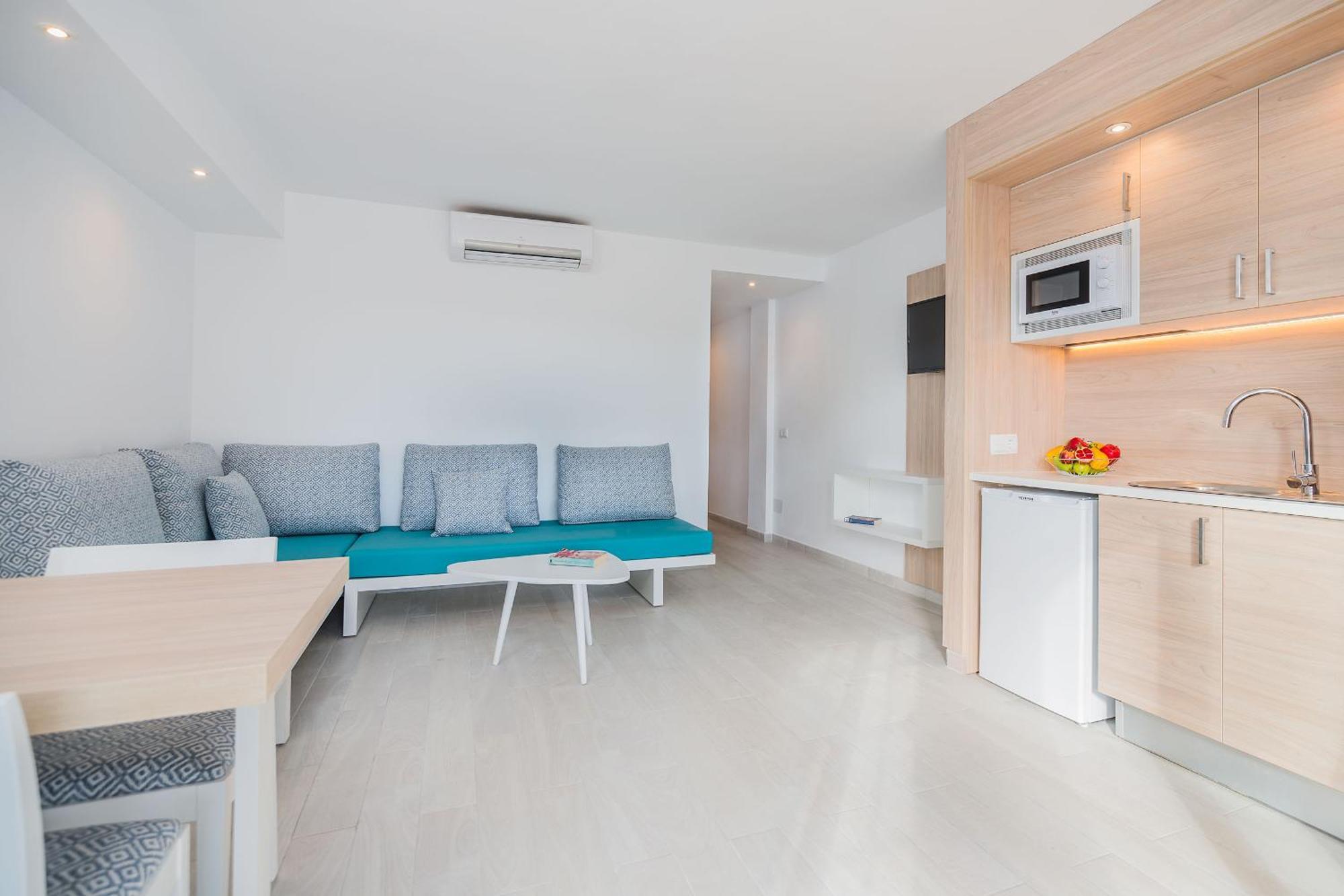 One-Bedroom Apartment Balcony,1008319273:JPEG