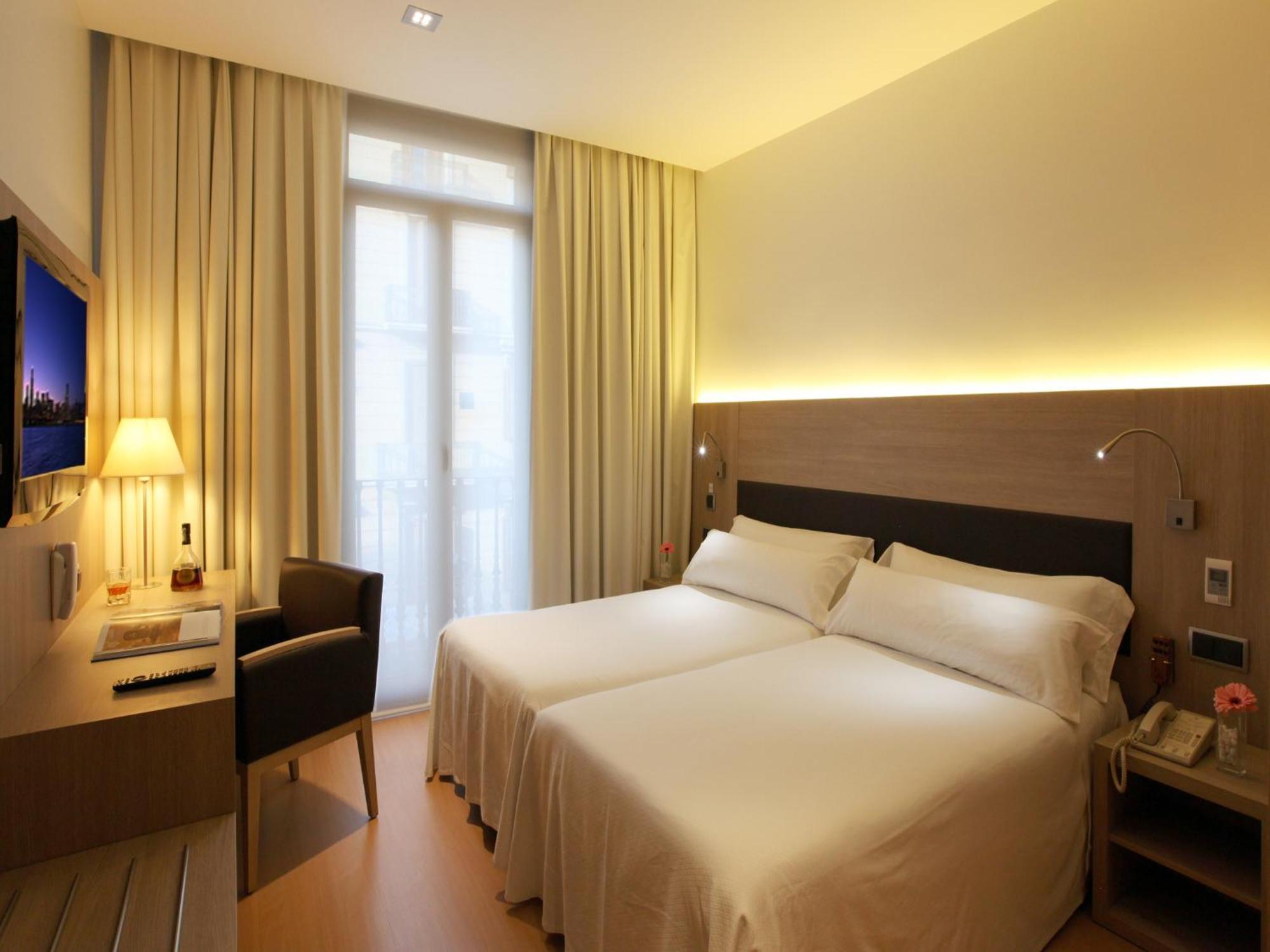 Doppel-/Zweibettzimmer mit Balkon