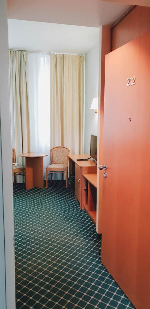Double or Twin Room Private Bathroom,824963531:JPEG