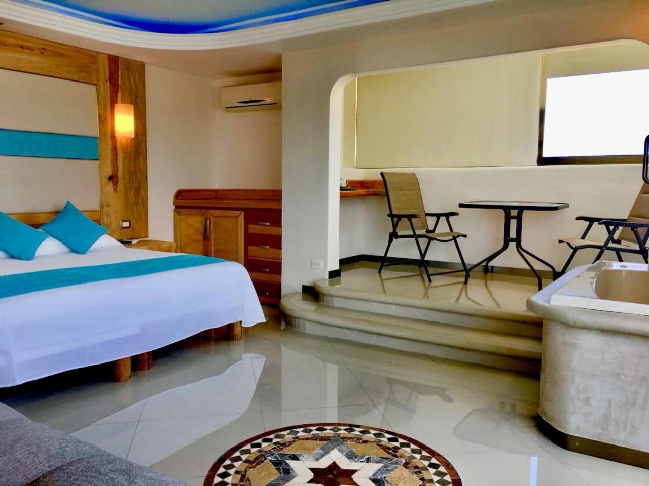 Suite mit Kingsize-Bett mit Whirlpool
