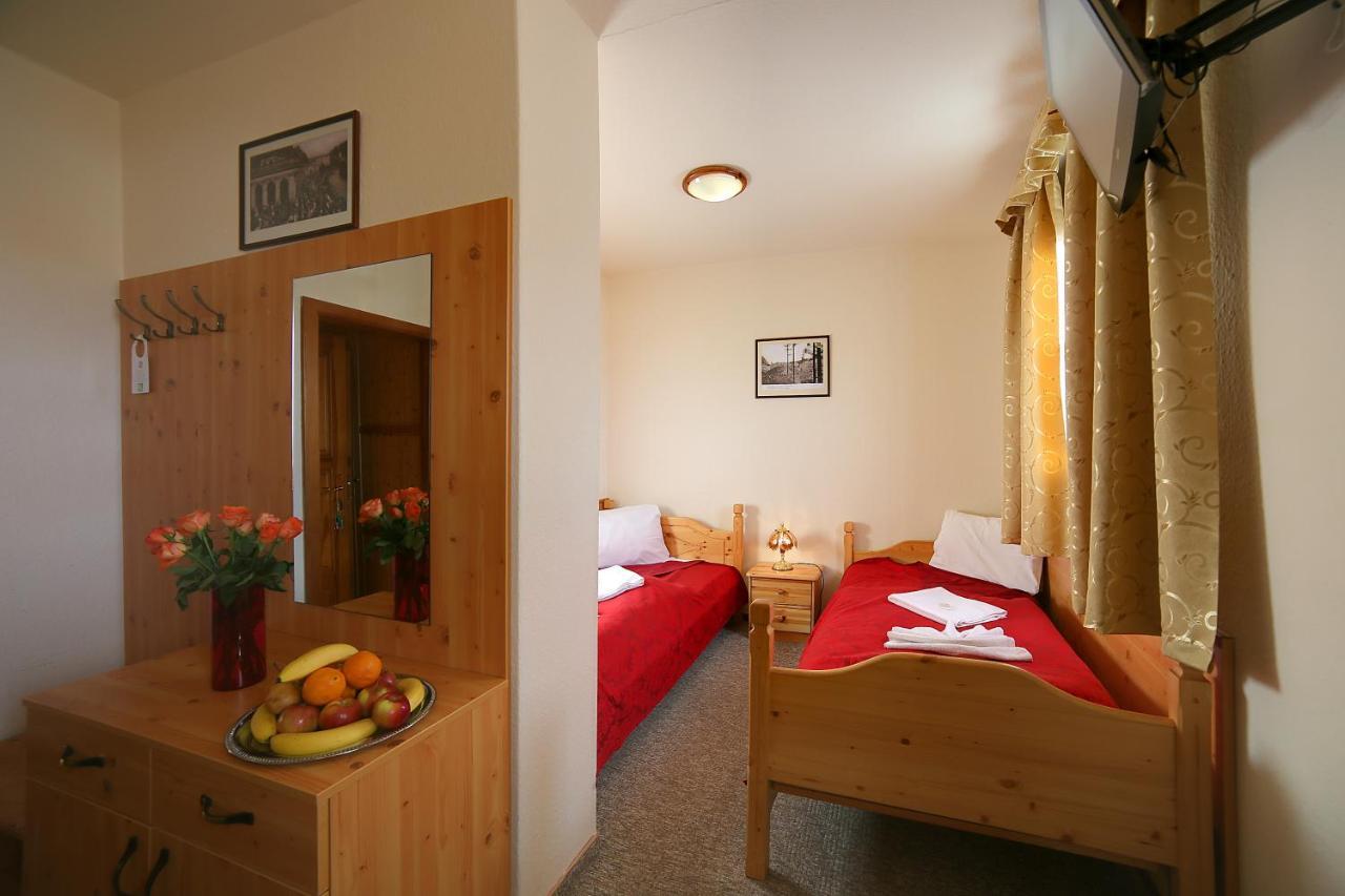 Twin Room,1567028858:JPEG