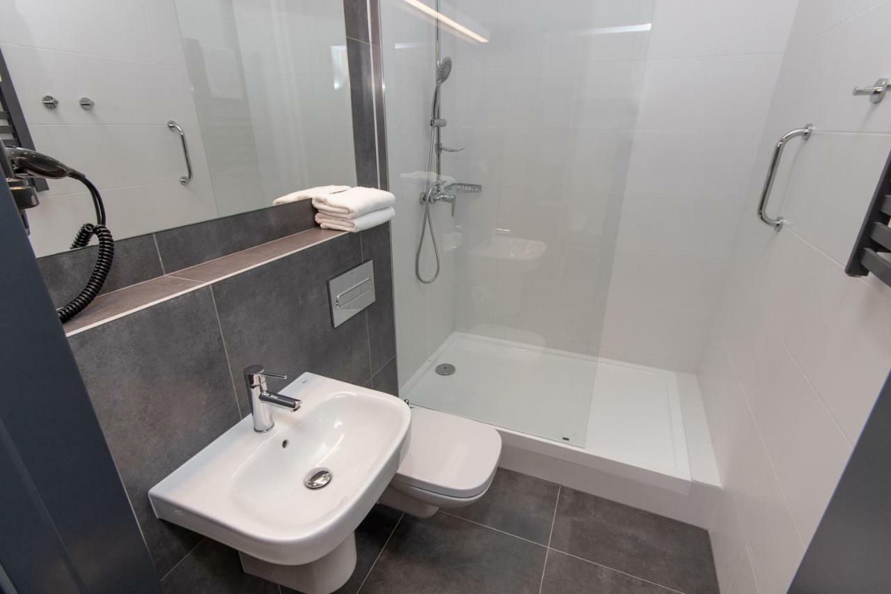 Single Room Private Bathroom,779406330:JPEG