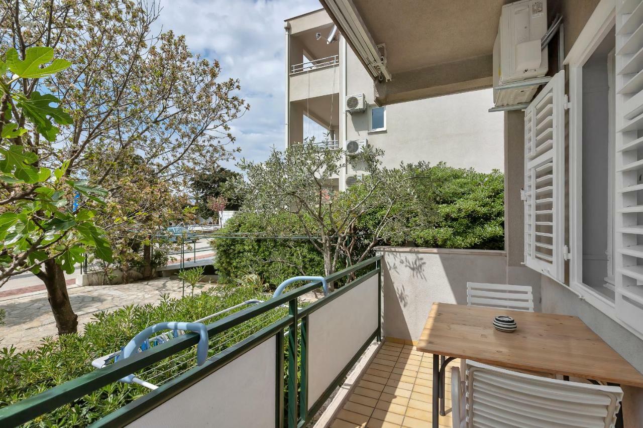 Studio Balcony,786099141:JPEG