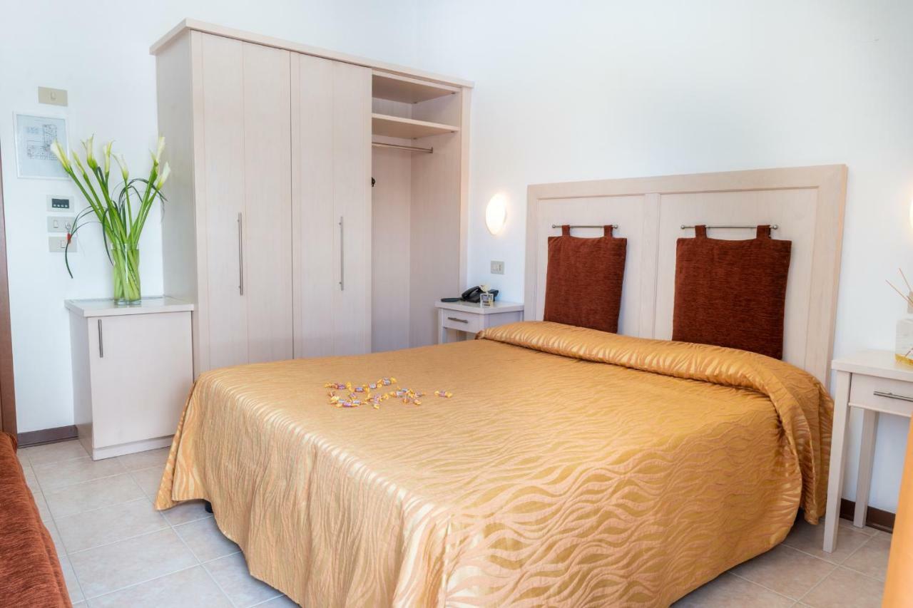 Double or Twin Room,799868823:JPEG