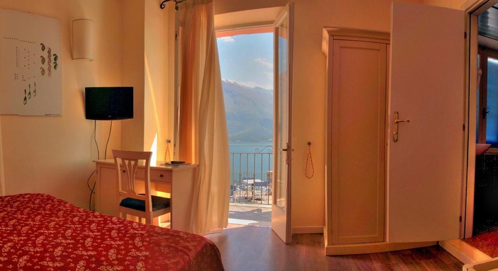Doppel-/Zweibettzimmer mit Balkon