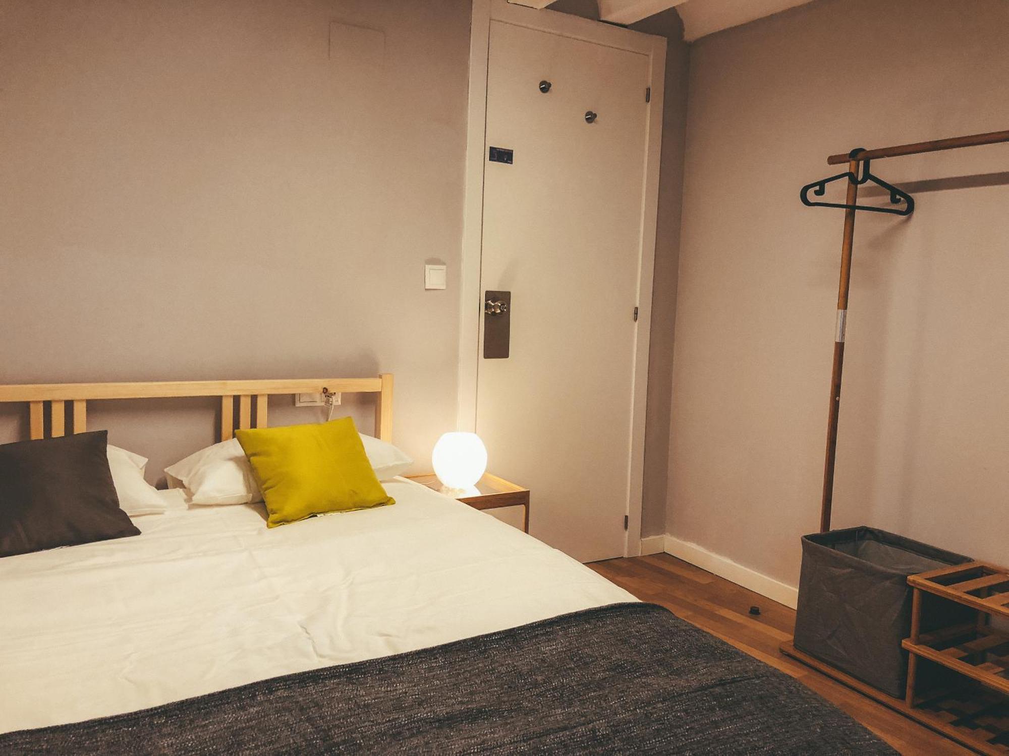 Zimmer mit Queensize-Bett und Gemeinschaftsbad