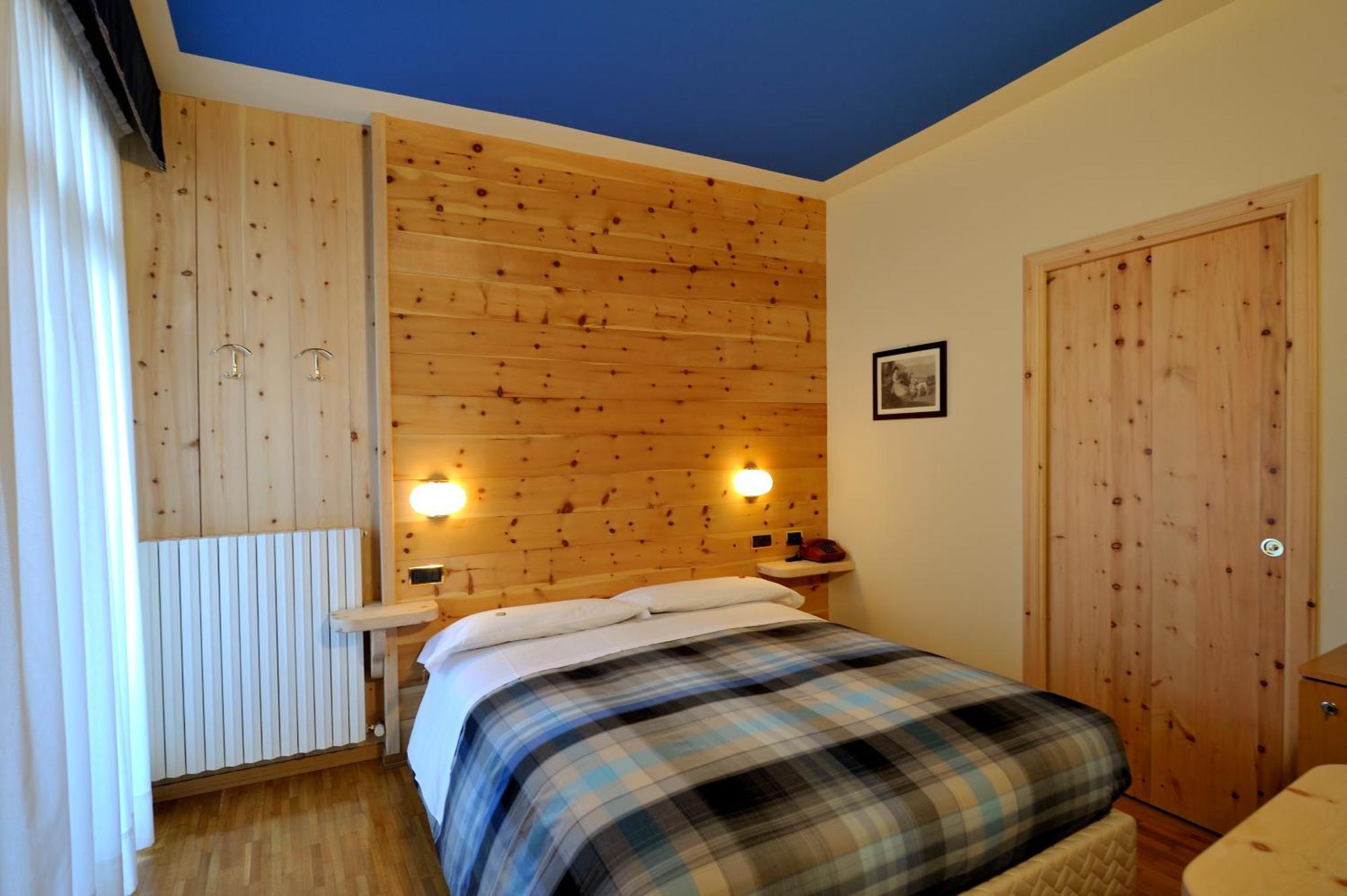 Zimmer mit Queensize-Bett und Balkon