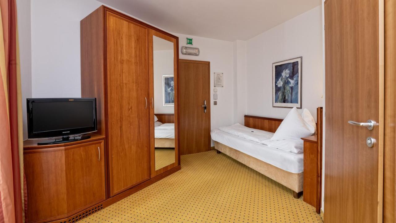 Single Room,931573276:JPEG