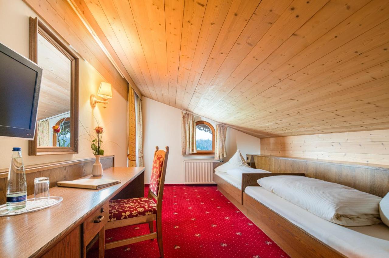 Kleines Zweibettzimmer mit Dachschräge