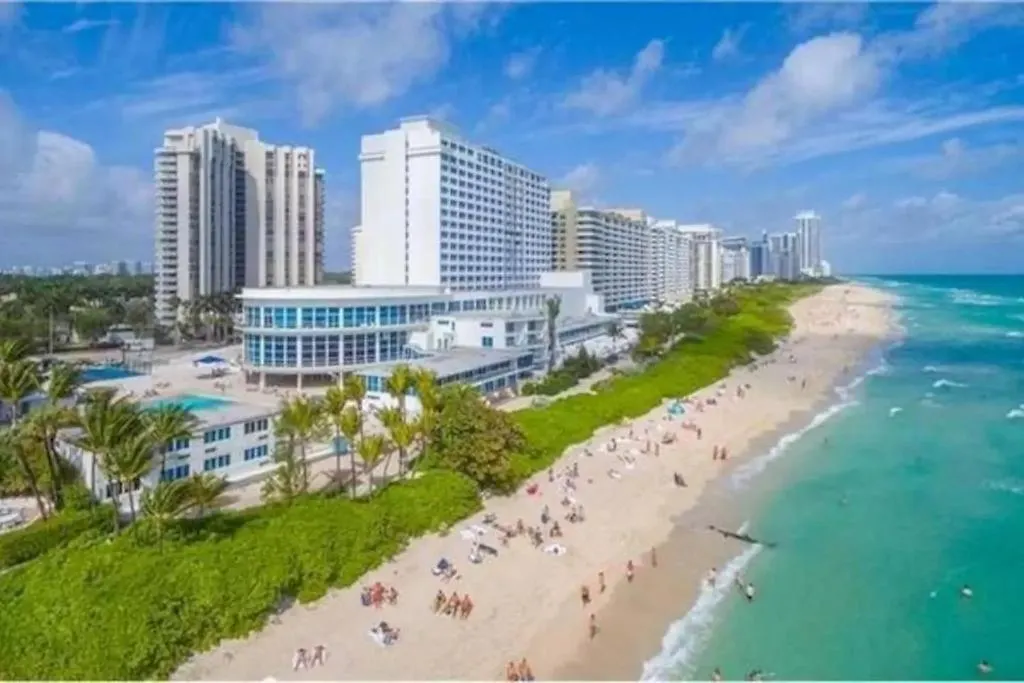 Modern Studio In Miami Beach-1