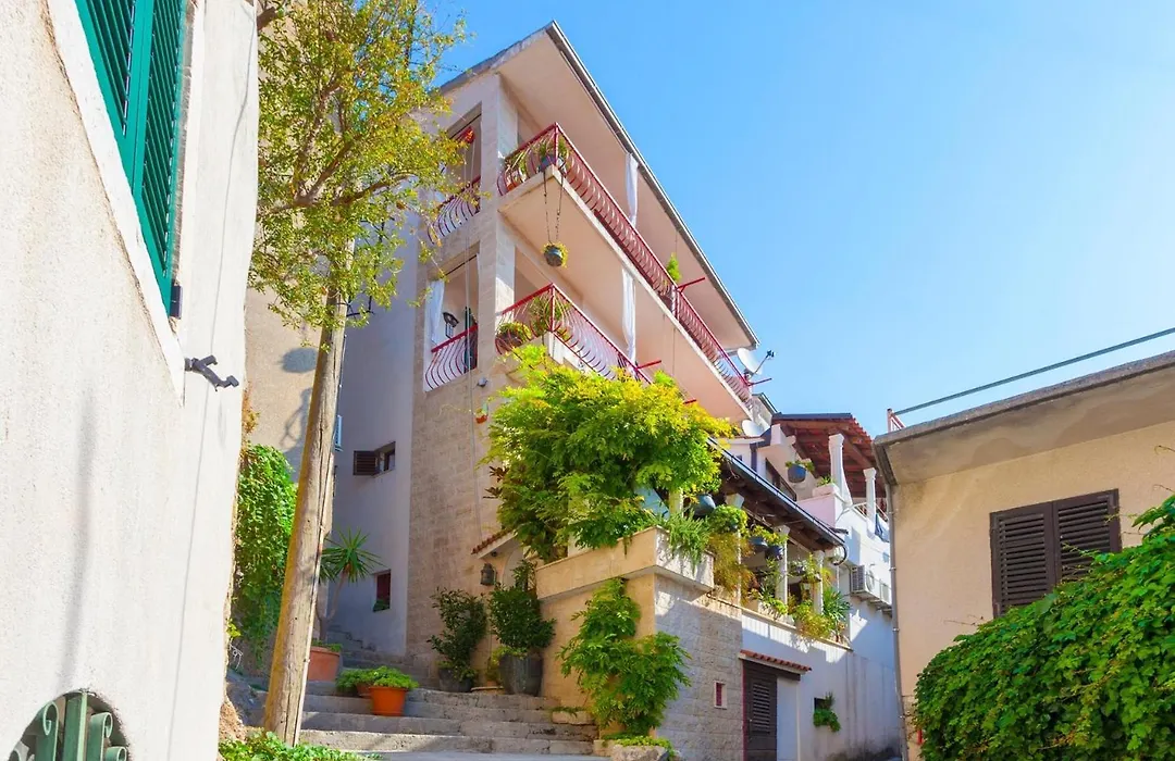 Apartments And Rooms With Wifi Makarska - 11063-1