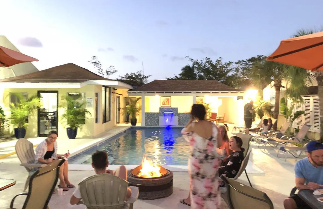 Colony Club Inn & Suites-1