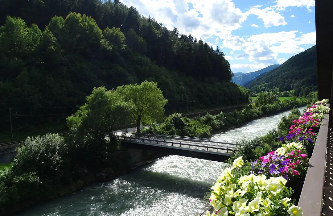 River Hotel Post-1