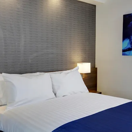 Holiday Inn Express London - Excel By Ihg-2