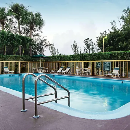 La Quinta Inn By Wyndham West Palm Beach - Florida Turnpike-3