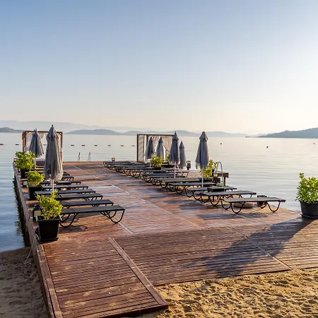 Moyo Luxury Hotel & Beach-2