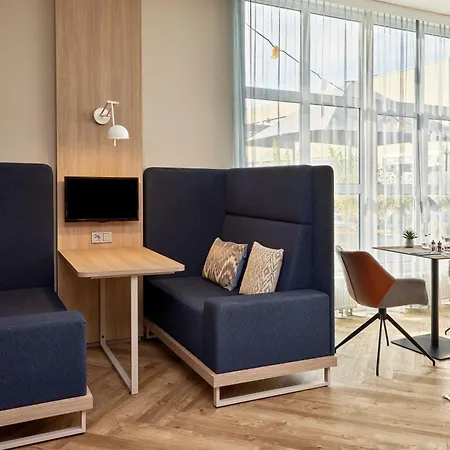 Courtyard By Marriott Dortmund-3