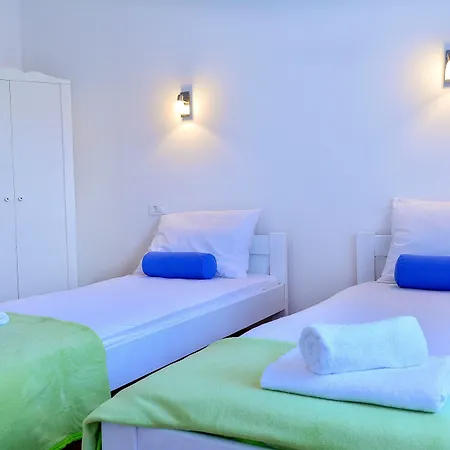 Golden B&B-3