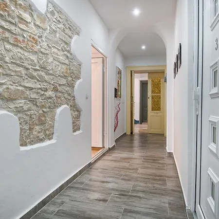 Top Center Rooms & Studio-3