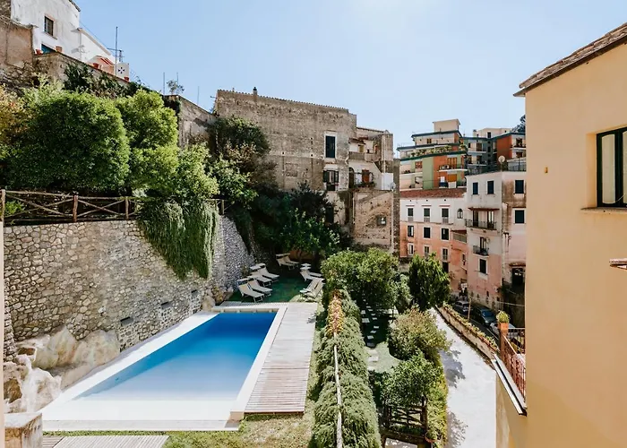 Hotel nahe College: Amalfi Resort