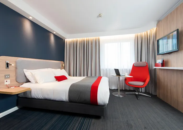  Holiday Inn Express Edinburgh City West By Ihg