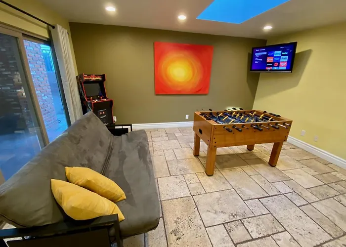 Newer Ranch With Pool And Hot Tub Near The Strip And Freemont Street.