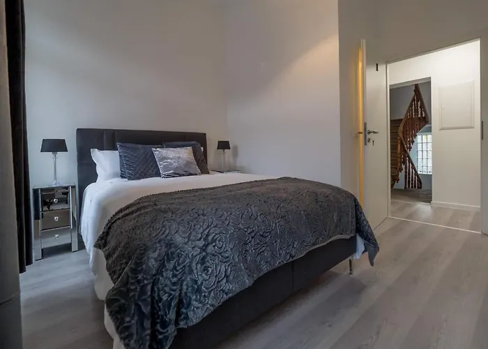 EXECUTIVE DOUBLE ROOM WITH EN-SUITE In GUEST HOUSE RUE TREVIRES R3