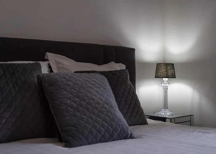 EXECUTIVE DOUBLE ROOM WITH EN-SUITE In GUEST HOUSE RUE TREVIRES R3