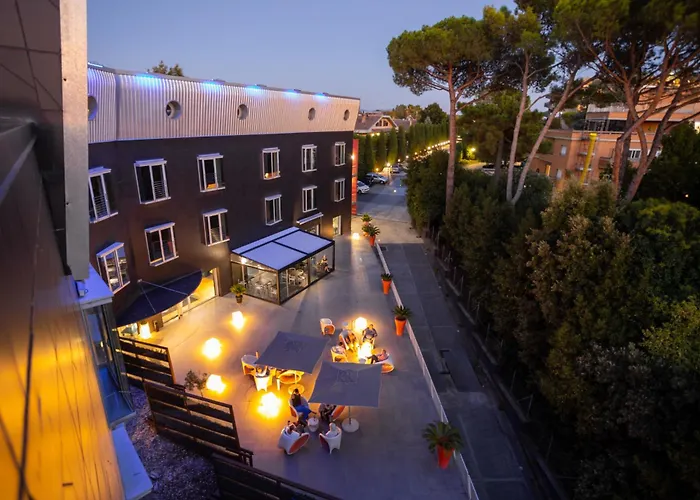 Hotel mit Pool: Black Hotel