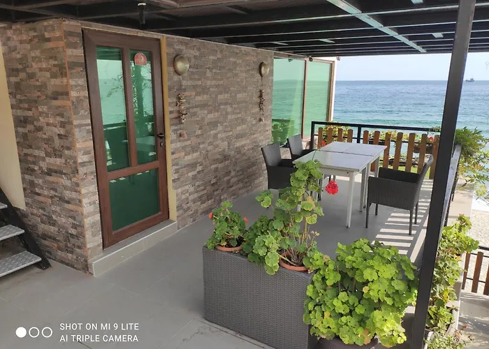 Gästehaus: Hemingway Rooms In Happy Beach