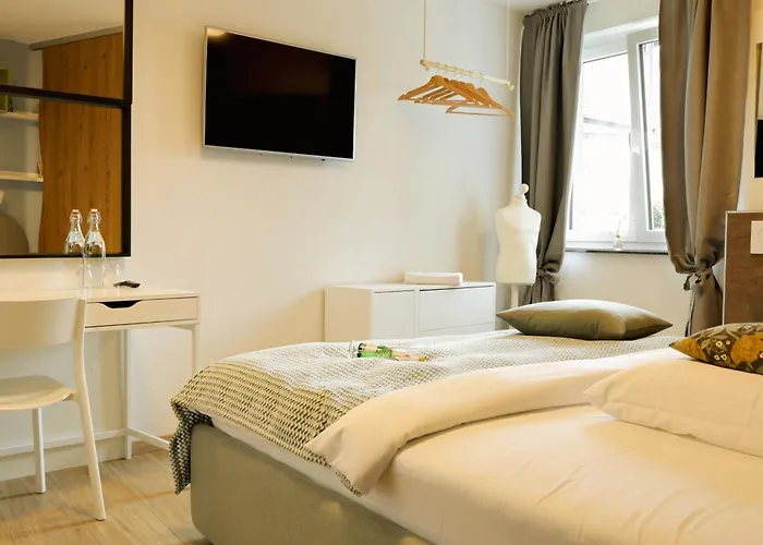 R&J Hotel