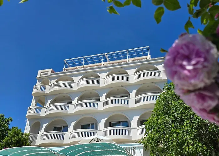Hotel mit Pool: Villa Bellevue