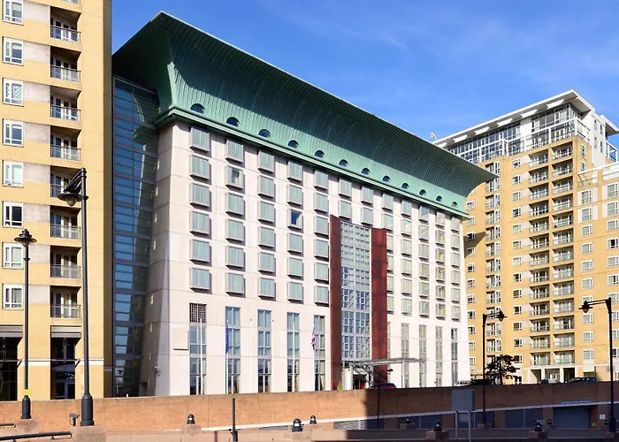 Canary Riverside Plaza