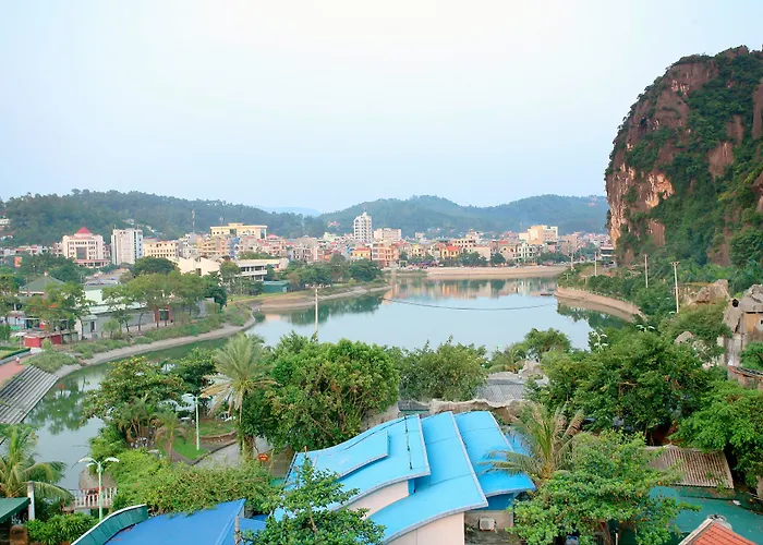  Ha Long Park