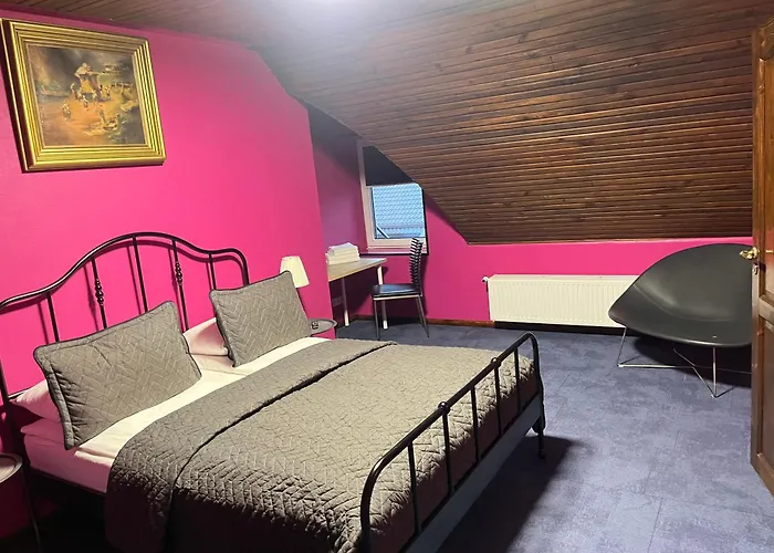 Hotel: Broken Bed Hootel