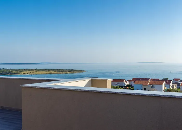 Sara - Private Infinity Pool