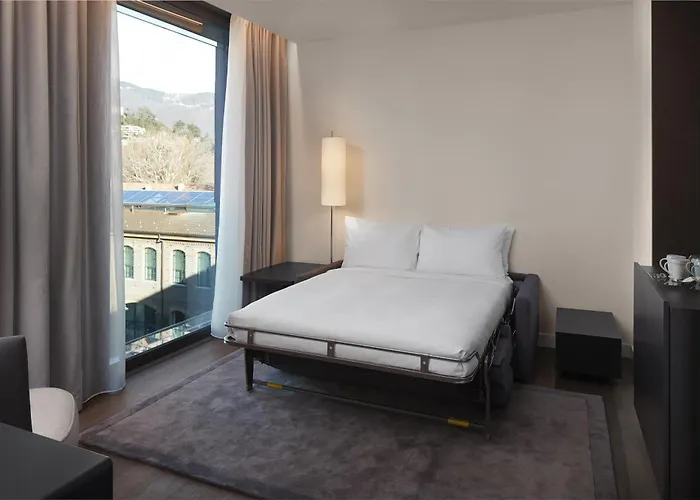  Hilton Lake Como