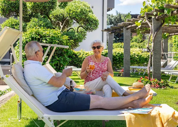 Ascona Lodge, Pool & Garden Retreat