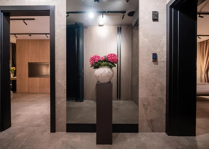 Pension Guide Velvet Rooms & More