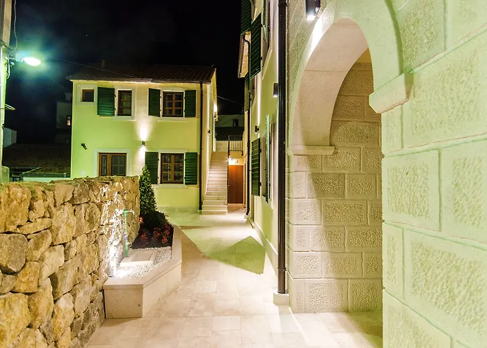 Hostel Dvor