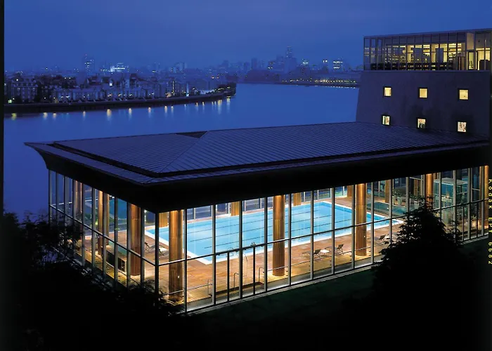 Canary Riverside Plaza