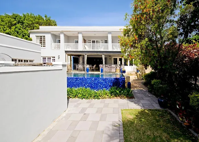 Villa mit Pool: Lodge On Main Guest House And Conference Centre